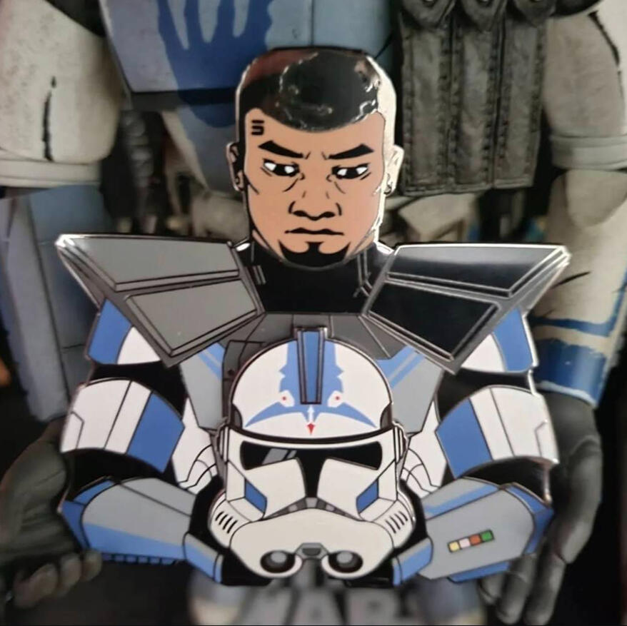 Fives magnetic enamel pin. Artwork by cobalt_beam.